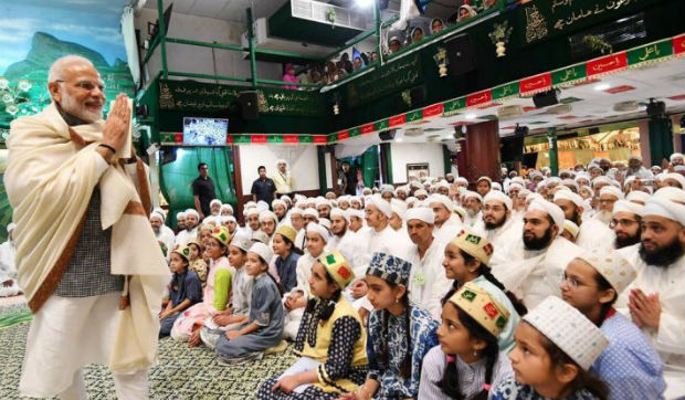 Hindistanın Baş naziri məhərrəm ayı ilə bağlı əzadarlıq mərasiminə qatılıb (FOTO)